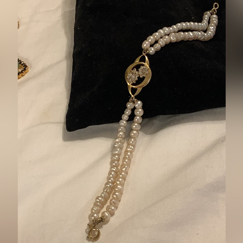 Antique 18k Gold and Cream Pearl Bracelet
Genuine Pearl 
Genuine diamonds 
A+++